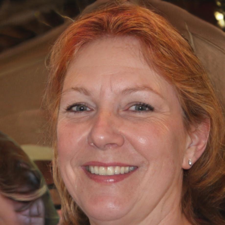 Isla Papadakis headshot